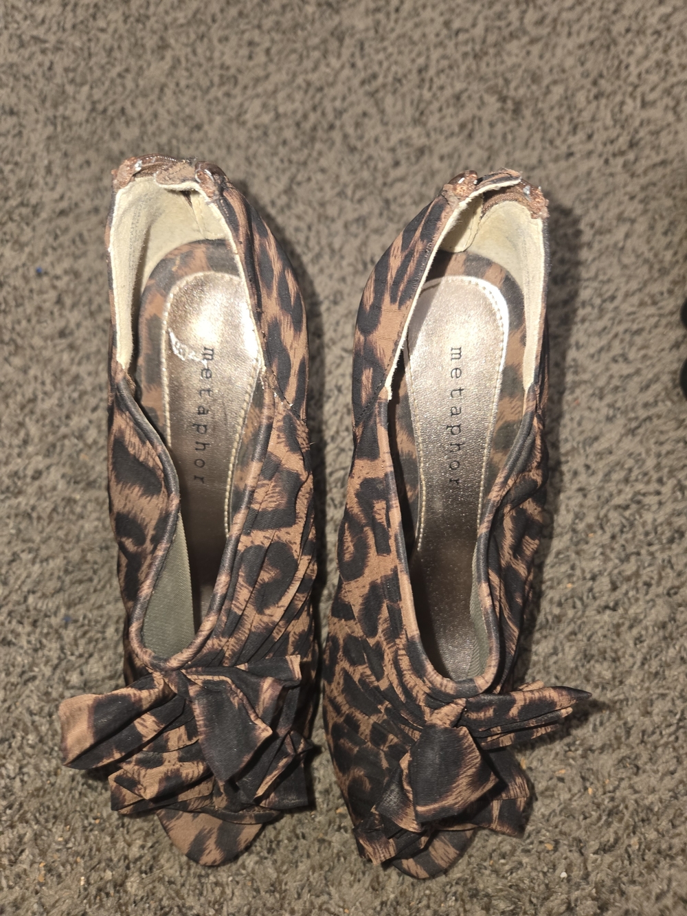 Metaphor Leopard-Print Peep-Toe Bow Pumps in Brown and Black